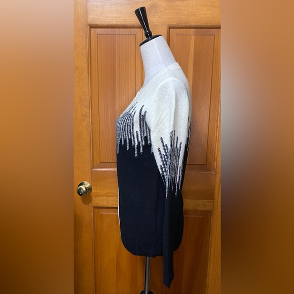 NWT Black and White Vertical Print Zip Up Sweater - Picture 4 of 4